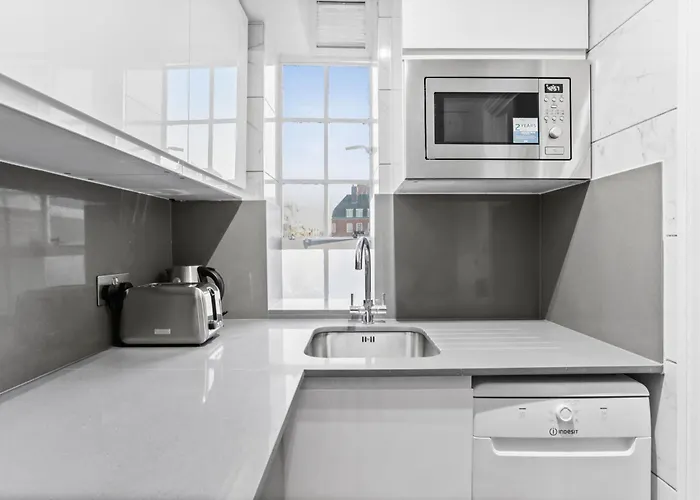 Capital Apartment 516, Chelsea Cloisters